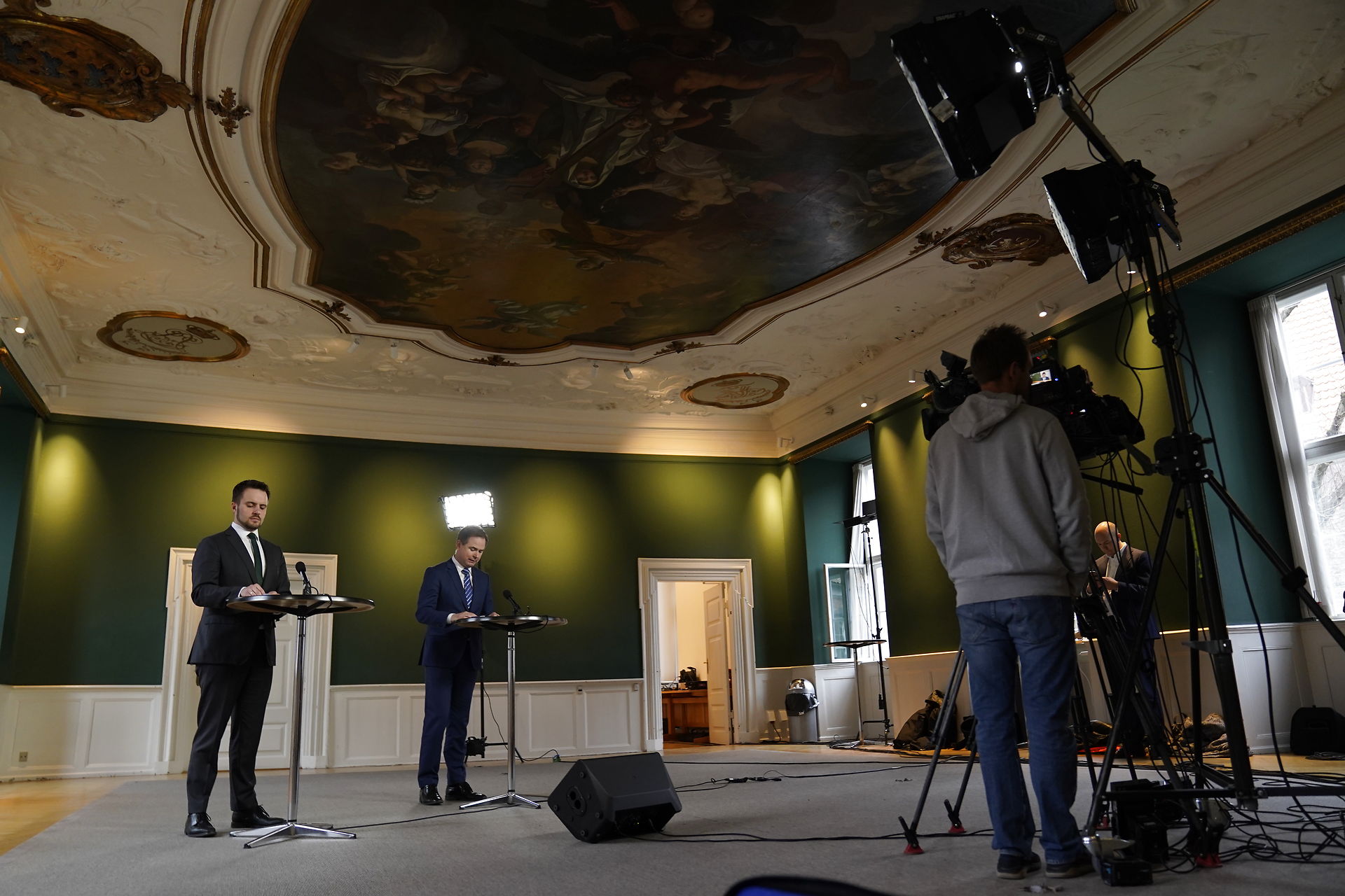 Erhvervsminister Simon Kollerup og finansminister Nicolai Wammen taler ved pressemøde