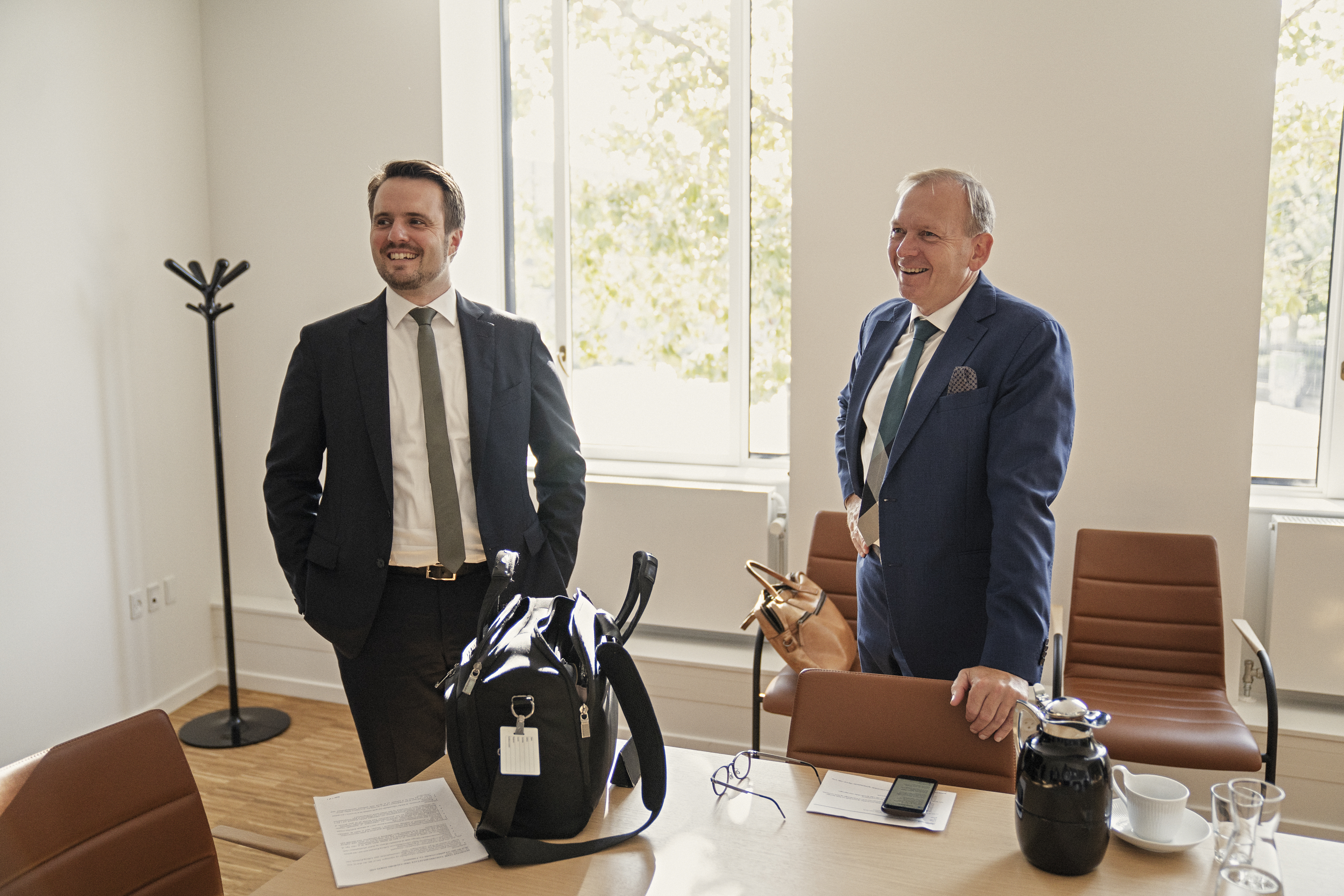 Simon Kollerup med direktøren fra Aalborg Portland Paolo Zugaro