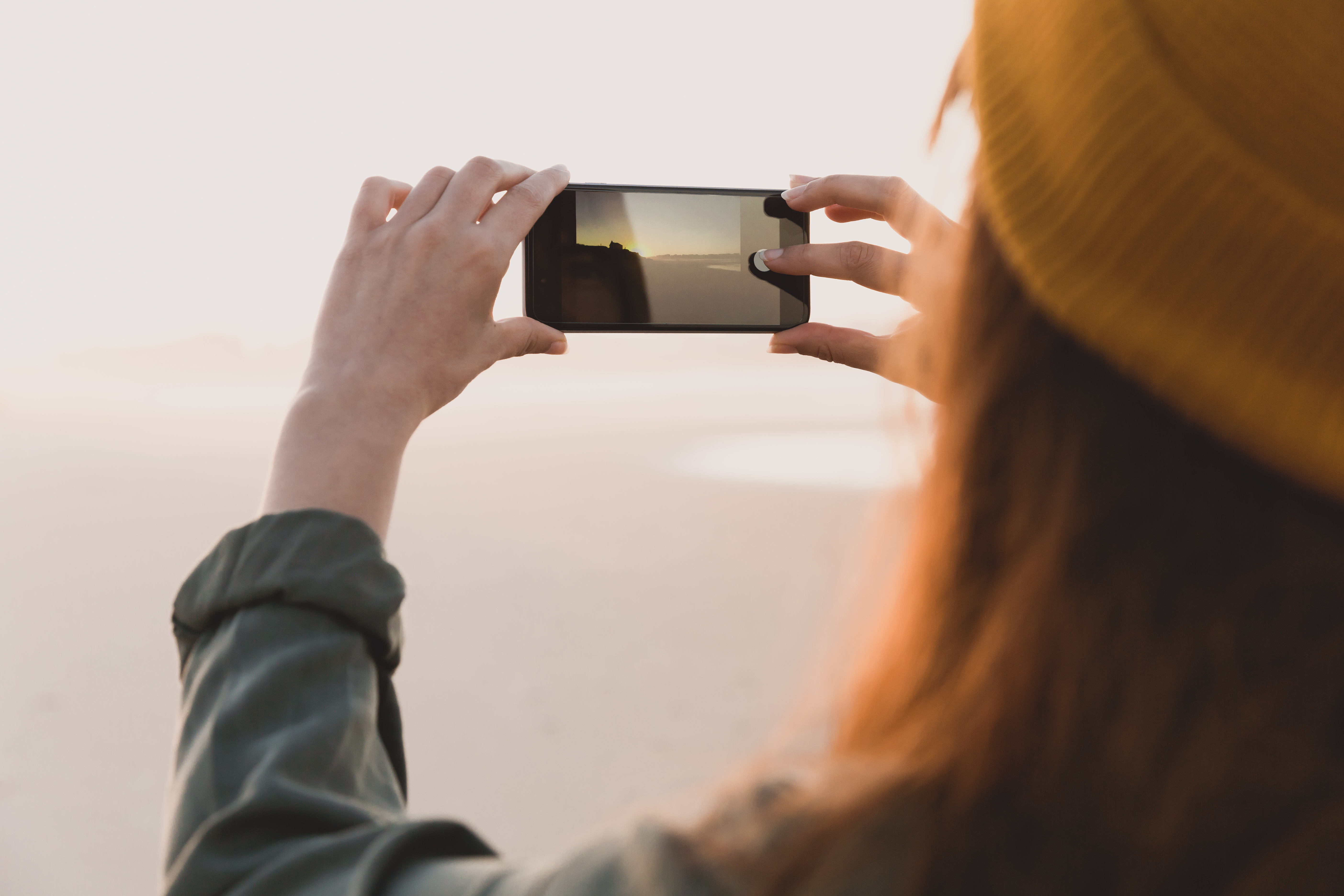 Billede af kvinde der tager billede med sin iphone