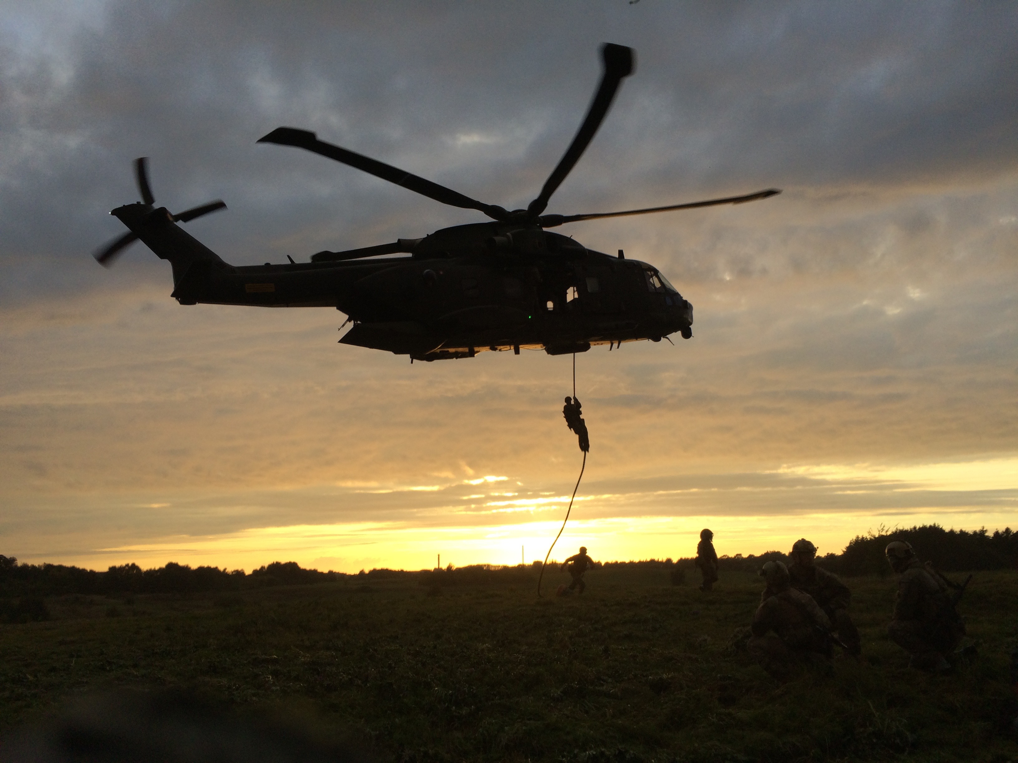 Danske soldater i øvelse.  Helikopter. 